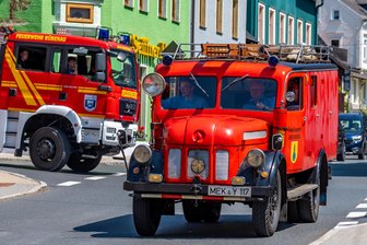 Erzgebirge: Dorf erlebt ein Wochenende voller Blaulicht - Aus Lauterbach waren Kameraden mit einem alten Einsatzfahrzeug der Marke Steyr gekommen.