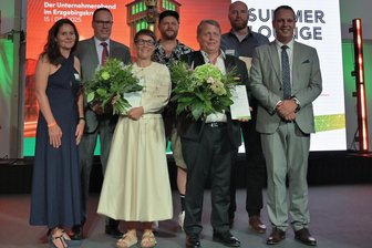 Erzgebirge: Drei neue Botschafter ernannt - Im Beisein von Landrat Rico Anton (r.), der Geschäftsführerin der Wirtschaftsförderung Peggy Kreller sowie Sachsens Wirtschaftsminister Dirk Panter wurden Simone Wilson, Markus Füchtner, Jörg Scholz und Tom Neubert zu Botschaftern des Erzgebirges ernannt (v. l.). Neubert und Füchtner nahmen die Auszeichnung stellvertretend für Nussknacker Wilhelm entgegen.