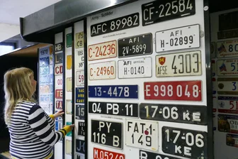 Erzgebirge droht Verlust von einmaligem Museum: Welche Pläne der Gründer verfolgt - Das Nummernschildmuseum mit seinen 350 Quadratmetern Ausstellungsfläche platzt inzwischen aus allen Nähten.
