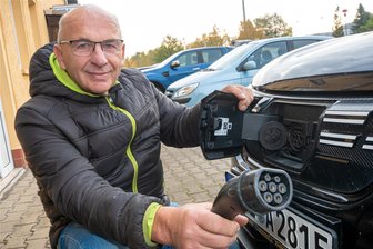 Erzgebirge: E-Auto-Vorreiter zieht bei seinem Golf endgültig den Stecker - Bereits 2018 kaufte Andreas Börner einen E-Golf der ersten Generation. Der entwickelte sich bald zu einem teuren Sorgenkind. Mit seinem E-Dacia hat der Spediteur hingegen bisher keine Probleme.