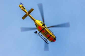 E-Bike-Fahrer prallt im Erzgebirge gegen Hauswand – Rettungshubschrauber im Einsatz - Ein E-Bike-Fahrer wurde von einem Hubschrauber ins Krankenhaus gebracht.