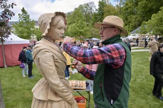 Erzgebirge: Eibenstocker waren auf Zeitreise - Friedhelm Schelter hat beim Symposium die Figur der Clara Angermann gestaltet.