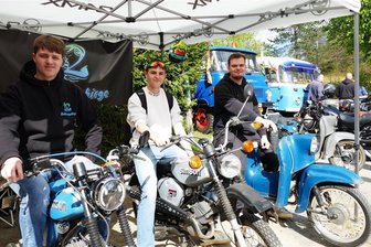 Erzgebirge ein Mekka für Simson-Liebhaber: Wenn die „Heiße Kette“ nach Gornsdorf ruft - Aus Jahnsdorf waren Carlos Dieges, Karl Wollesen und Calvin Spornberger (von links) nach Gornsdorf gekommen. Auch sie wollen mit Mitstreitern ihren eigenen Zweitakt-Verein gründen.