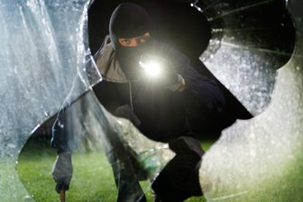 Erzgebirge: Einbrecher stehlen Arbeitsgerät aus Firma - Der oder die Täter drangen gewaltsam in eine Firma ein.