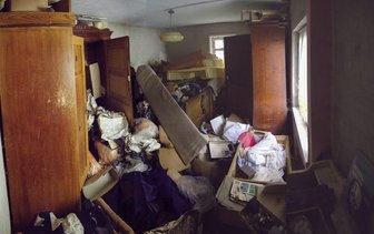 Erzgebirge: Einbrecher suchen Haus von Verstorbener zum dritten Mal heim - Dieser schockierende Anblick bot sich nach dem zweiten Einbruch den beiden erwachsenen Geschwistern: Das einstige Schlafzimmer der Eltern war völlig durchwühlt und verwüstet. 