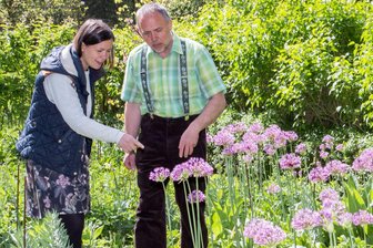 Erzgebirge: Einheimische Gartenpforten öffnen sich - Claudia Haase und Oliver Richter im Garten des Großrückerswalders.