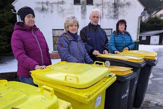 Erzgebirge: Entsorger holt Müll nicht ab, dann geht alles ganz schnell - Silke Schulze, Heidi Franke, Jens und Ramona Drechsel (von links) an ihren Gelben Tonnen.