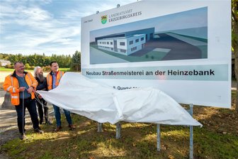 Erzgebirge: Erfolgt Winterdienst ab Ende 2025 aus neuer Straßenmeisterei an Heinzebank? - Peter Becker von der Straßenmeisterei Gornau, Wolkensteins Bürgermeister Wolfram Liebing und Landrat Rico Anton (v. l.) enthüllten am Freitag die Bautafel für die neue Straßenmeisterei an der Heinzebank.