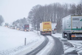 Erzgebirge: Erhebliche Verspätungen im Linienverkehr - Auf vielen Straßen im Erzgebirge - im Bild die B174 - ging es am Mittwochvormittag nur im Schneckentempo voran.