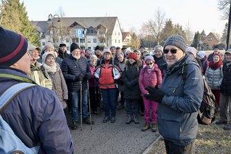 Erzgebirge: Erlebniswanderung der „Freien Presse“ stößt auf großes Interesse - Bei der Erlebniswanderung im Erzgebirge sind am Sonntag zahlreiche Teilnehmer gezählt worden – vorn Wanderleiter Jürgen Rößler.