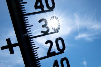 Erzgebirge erlebt am Dienstag heißesten Tag des Jahres - und heftige Gewitter mit bis zu 60 Litern Regen - Ein Thermometer zeigt Temperaturen über 30 Grad an. Im Erzgebirge war es am Dienstag der wärmste Tag des Jahres.