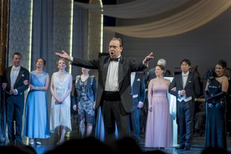 Erzgebirge erlebt eine „Ballnacht im Perlenglanz“ und einen singenden Intendanten - Premiere im Eduard-von-Winterstein-Theater: Intendant Moritz Gogg singt beim 30. Theaterball dem treuen Theaterpublikum selbst ein Ständchen.