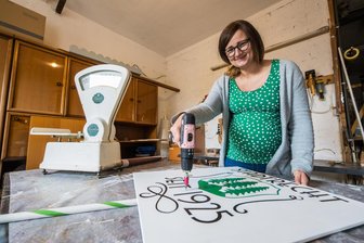Erzgebirge erwartet großen Festumzug: 750 Teilnehmer, 40 Bilder – und ein Baby? - Johanna Stampfer organisiert mit ihrer Mutter – und Babybauch – Thalheims Festumzug. Doch kann sie beim großen Tag dabei sein?