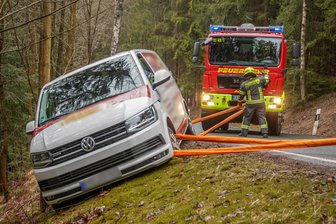 Erzgebirge: Fahrerflucht nach Verkehrsunfall - Der Fahrer des VW-Transporter musste auf den Seitenstreifen ausweichen, um eine Kollision zu vermeiden.