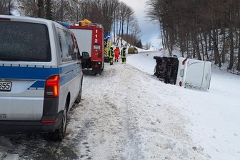 Erzgebirge: Familie verunglückt mit Wohnmobil - Das Wohnmobil kam von der Straße ab und kippte auf die Seite.
