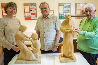 Erzgebirge feiert 100 Jahre Gottfried Reichel mit einzigartigem Skulpturenweg - Janet Franke-Reichel, Wolfram Reichel und Peter Weiß (r.) hinter den Figuren Gottfried Reichels im Preßnitztalmuseum Niederschmiedeberg.