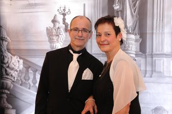 Erzgebirge feiert Ball in Schwarz und Weiß: Junge Frau trägt ihren Brautanzug - Ute und Maik Weber aus Raschau haben das Thema perfekt in ihren Outfits aufgegriffen.