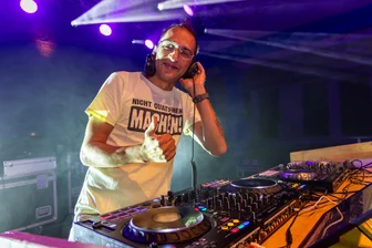 Erzgebirge feiert: Erste Ü-30-Party im Icehouse Aue lockt zahlreiche Gäste an - DJ Ollerganove heizte den Gästen bei der Ü-30-Party in Aue ein.