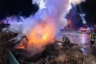 Erzgebirge: Feuer an Einkaufsmarkt an B 95 – Ist ein Brandstifter unterwegs? - Im Einsatz waren neben der Polizei rund 50 Einsatzkräfte der Feuerwehren Ehrenfriedersdorf, Geyer, Thum, Schönfeld und Gelenau sowie der diensthabende Kreisbrandmeister.