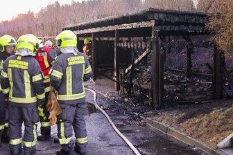 Erzgebirge: Feuer in Wohnhaus - Bewohner müssen über Keller gerettet werden - In einem Wohngebiet in Geyer ist ein Unterstand für Mülltonnen in Brand geraten.