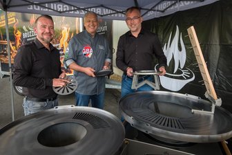 Erzgebirge: Feuerplatte mit Patent - was den Bruzzlgrill so anders macht - Rainer Wörner (Mitte), Geschäftsführer der German Barbecue Association, ist von den Grillprodukten von Latebi begeistert. Marketingleiter Sebastian Eberlein (l.) und Prokurist Swen Martin wollen nun in der Szene Fuß fassen.
