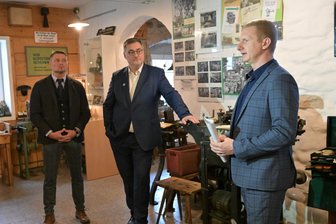 Erzgebirge: Film versetzt Museumsbesucher in Bürstenindustrie vor 100 Jahren - Museum Schönheide – im Bild (v. l.) der Schönheider Bürgermeister Thomas Lang, Stützengrüns Bürgermeister Volkmar Viehweg und Christian-Carl Fester, Geschäftsführer der Bürstenmann GmbH.