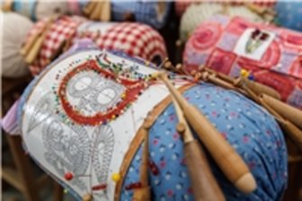Erzgebirge: Finissage zur Ausstellung „Aquarell trifft Klöppelkunst“ - Kunst- und Klöppelinteressierte kommen im Erzhammer auf ihre Kosten.