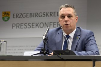Erzgebirge: Flüchtlingspolitik überschattet ohnehin schwierige Zeiten - Landrat Rico Anton (CDU) hat zum dritten Mal in seiner Amtszeit zur Pressekonferenz eingeladen. Zum Jahresauftakt gibt dort die Verwaltung einen Überblick zu den wichtigsten Themen, die die Mitarbeiter in den Ämtern beschäftigen.