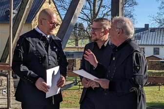Erzgebirge: Förderverein Montanregion Erzgebirge sagt 18 Vereinen finanzielle Unterstützung zu - Dominik Böhme von der Berggrabebrüderschaft Ehrenfriedersdorf im Gespräch mit dem Geschäftsführer des Welterbevereins Steve Ittershagen sowie Prof. Helmuth Albrecht vom Förderverein Montanregion Erzgebirge (v. l.).