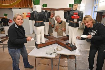 Erzgebirge: Frauen retten die Bergmänner der Ortspyramide - Christine Uhlmann, Claudia Richter, Sylvia Reichel und Marion Weißbach (v. l.) in Aktion.