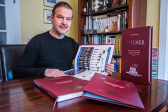 Erzgebirge: Freie Wähler bereiten einen Coup vor - mit diesem Buch - Oliver Titzmann mit seinem Wellner-Buch, das eine Firmengeschichte mit Ecken und Kanten im Großformat und auf Hochglanzbildern erzählt.
