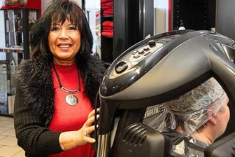Erzgebirge: Friseurmeisterin schließt Salon in Annaberger Innenstadt nach Jahrzehnten - Carmen Götz wird „Carmens Haarstudio“ in Annaberg zum Jahresende schließen.