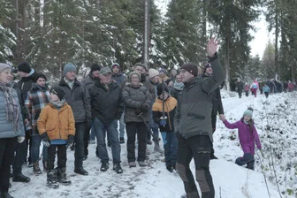 Erzgebirge: Gäste aus Schweden, Australien und Ägypten bei Winterwanderungs-Premiere in Schönheide - Revierförster Alexander Claus hatte zur Wanderung eingeladen und war überrascht, dass sie so viele Teilnehmer fand.