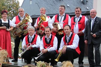 Erzgebirge: Ganz unterschiedliche Konzerte an einem Ort zu erleben - Die Marienberger Blasmusikanten spielen im Park der Baldauf-Villa.