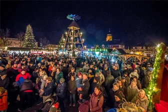 Erzgebirge: Gehen den Weihnachtsmärkten die Händler aus? - Großer Andrang zur Eröffnung des Marienberger Weihnachtsmarktes vor zwei Jahren. Für die Städte und Gemeinden im Erzgebirge wird es jedoch nicht leichter, Händler für die Märkte zu finden.