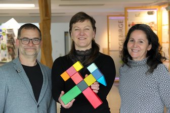 Erzgebirge geht online: Crottendorferin hat neues Konzept für Verkauf von Regionalprodukten - Immer für neuen Ideen gut: Unternehmerin Elisabeth Graupner (M.), Peggy Kreller von der Wirtschaftsförderung Erzgebirge GmbH und Ronny Schwarz vom Tourismusverband Erzgebirge.