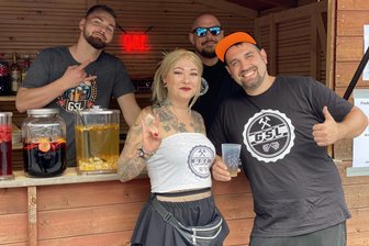 Erzgebirge: Geile Schnecken Lößnitz rocken das Schieferloch - Stefan Füsting (vorne rechts) mit Steve Fechner, Pascal Kschonsek und Katja Naundorff