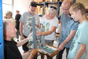 Erzgebirge: Geschäft von Modellfirma erlebt bei Eröffnung Ansturm - Ullrich Hochmuth zeigte Besuchern beim Bürstenfest sein Handwerk.