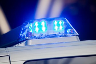 Erzgebirge: Gestellte Autodiebe waren auch in Einkaufsmarkt am Werk - Die drei Tatverdächtigen hatten es nicht nur auf Autos abgesehen. Die Polizei ermittelt weiter.