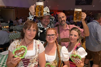 Erzgebirge: Gleich zwei Oktoberfest-Premieren - Ines Möckel, Nico Nüßler, Franziska Müller, Lars Lippmann und Kathleen Bienik (v.l.) in Niederdorf.