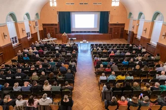Erzgebirge: Gornsdorf im Schuldensumpf - auch die Bürger werden zur Kasse gebeten - Etwa 250 Menschen sind zur Einwohnerversammlung nach Gornsdorf gekommen. Auf dem Foto sind nicht alle Bankreihen zu sehen.