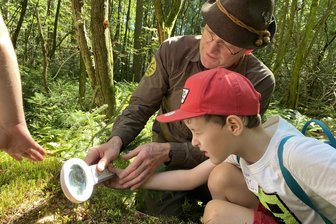 Erzgebirge: Grundschüler erleben „Natur zum Anfassen“ - Tim Buchau vom Naturschutzzentrum Erzgebirge in Dörfel zeigt Erwin das Frauenhaarmoos.