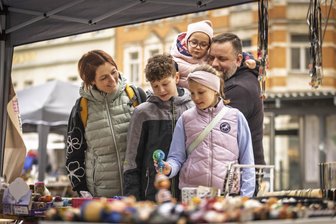 Erzgebirge: Händler verwandeln Marktplatz in Trödelmarkt - Claudia Lerch und Tobias Kropp beim Stöbern mit Finn Luca (13), Emilia Sofia (12) und Jette Helene (5).