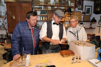 Erzgebirge: Handwerker lassen sich über die Schulter schauen - Konstantin Brückner (M.) ließ sich in seiner kleinen Werkstatt in Annaberg-Buchholz über die Schulter schauen.