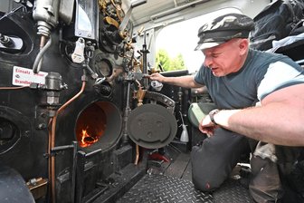 Erzgebirge: Hartmanns Dampfrösser schnaufen im Preßnitztal - Die Dampflok ist angeheizt, Lokführer Norbert Rudolph checkt das Feuer.
