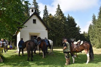 Erzgebirge: Heimatfreunde treffen sich an der neuen-alten Nepomuk-Kapelle in Böhmisch-Halbmeil - Anlass für ein kleines Fest: Vor zehn Jahren begann der Wiederaufbau der Nepomuk-Kapelle in Böhmisch-Halbmeil.