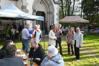 Erzgebirge: Heimattreffen ehemaliger Bewohner von Neugeschrei und Weipert - Gemeinsames Picknick vor der Kirche. Im Vordergrund Einwohner von Neugeschrei, dahinter (von links) Karin Dick, Organist Benno Tietz sowie Gudrun und Erich Dick.