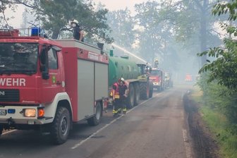 Erzgebirge hilft in Gohrischheide: Feuerwehr und THW kämpfen gegen Großbrand – Löschfahrzeug muss ersetzt werden - Zusammen mit anderen Einsatzkräften helfen die Erzgebirger den Brand einzudämmen.