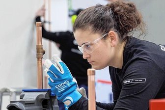 Erzgebirge: Höchst konzentriert eifern Handwerker im Wettlauf gegen die Zeit - Stefanie Hahn aus Kitzingen ist die erste Frau, die beim deutschen Endausscheid um die Euro Skills antritt. Die 23-Jährige geht die Aufgabe übrigens auch ganz anders an, als ihre beiden männlichen Mitstreiter. Bleibt abzuwarten, wer am Abend die exaktere Leistung abgeliefert hat. Foto: Ronny Küttner