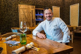 Erzgebirge im Gourmet-Glück - Das sind die Stimmen zum Michelin-Stern: „Sind stolz, einen solchen Gastronomen zu haben“ - Benjamin Unger, Geschäftsführer des Hotels „Blauer Engel“ in Aue, kann sich mit seinem Team über die Verteidigung des Michelin-Stern für das Restaurant „St. Andreas“ freuen.